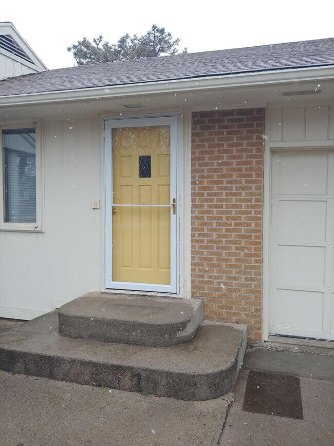 Building Photo - Newly Remodeled 3BD/2B House with a HUGE Back Yard and Patio for Summer Entertaining!
