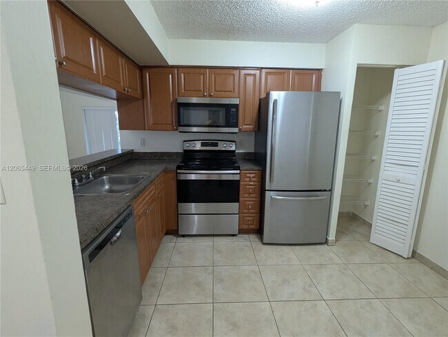 Foto del edificio - 15201 Glenmoor Dr