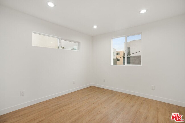 Foto del edificio - 4232 Rosewood Ave