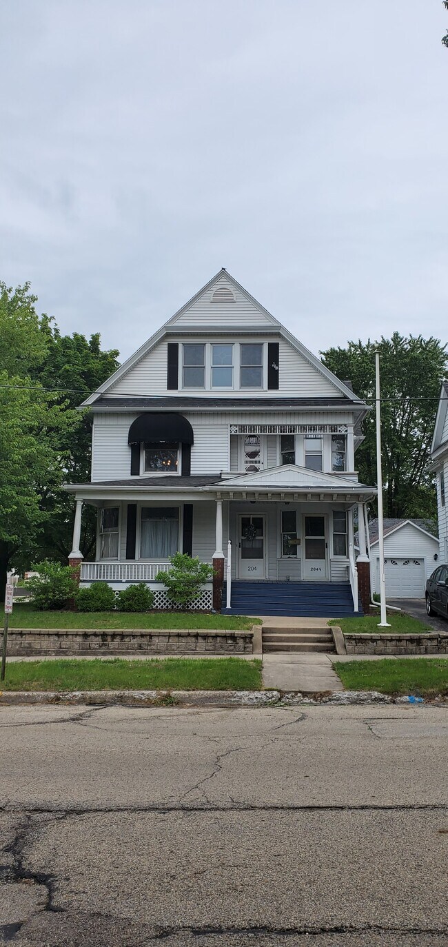 204 Crawford Ave, Dixon, IL 61021 Townhome Rentals in Dixon IL