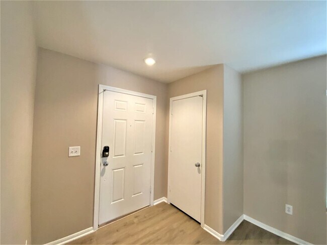 Building Photo - 6624 Pine Siskin Pl