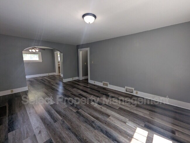 Building Photo - 822 Nuttman Ave