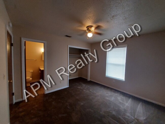 Foto del edificio - Upstairs two-bedroom apartment