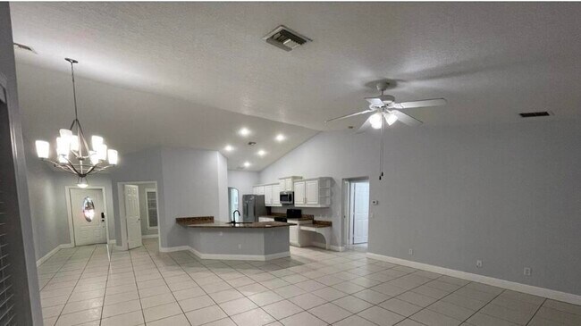 Building Photo - 3118 SE Salerno Rd