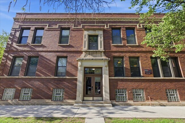 Building Photo - 1318 W Waveland Ave