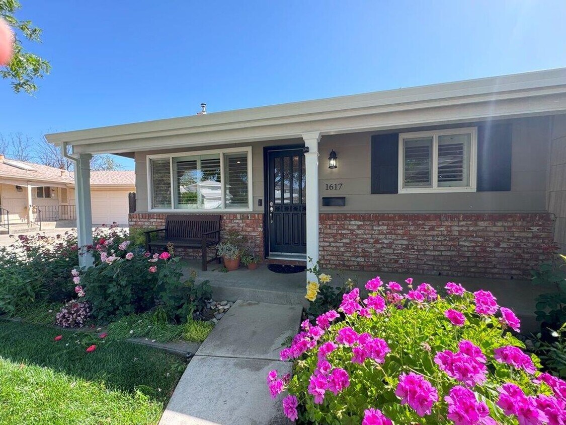Foto principal - Stunning 3-Bedroom Home with Pool in South...