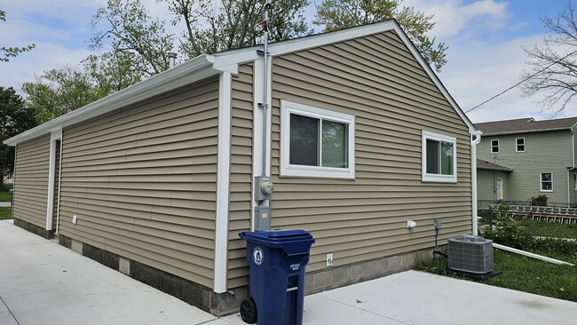 Building Photo - 11716 Kinloch St