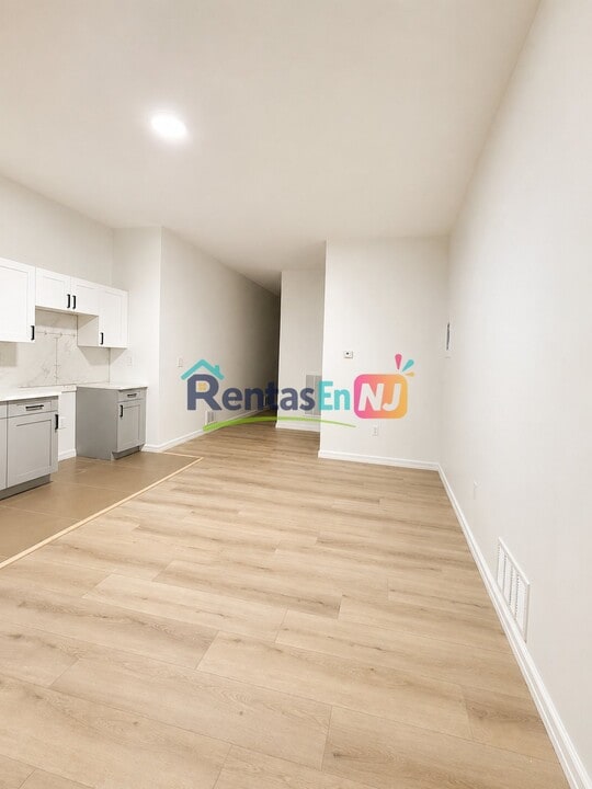 2 Bedrooms at 319 Hawthorne Ave #319/2L, Newark NJ — photo 2