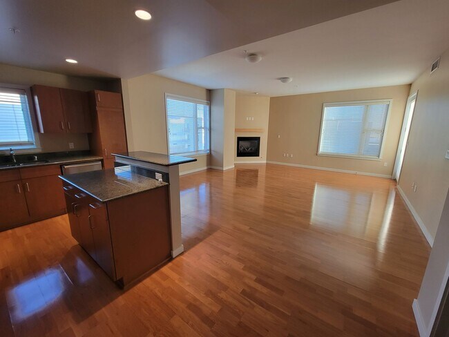 Building Photo - Luxury, Spacious 1 bedroom Apartment in Bo...
