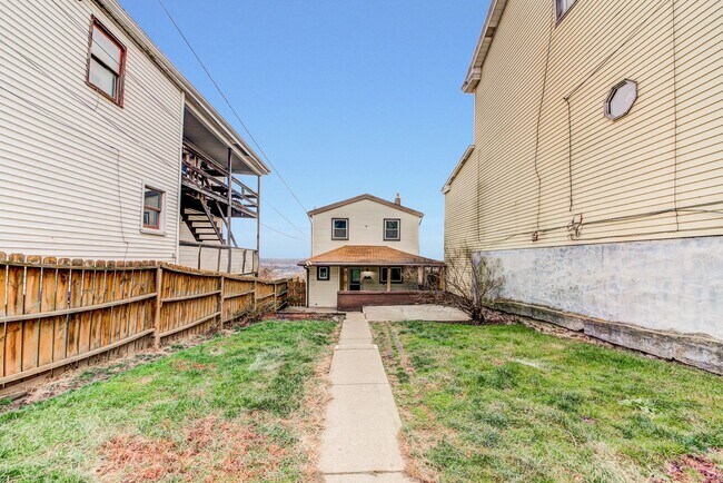 Building Photo - AVAILABLE JUNE 2026 -  4 Bedroom Full Renovation w/ Stunning Hilltop View & Central AC!