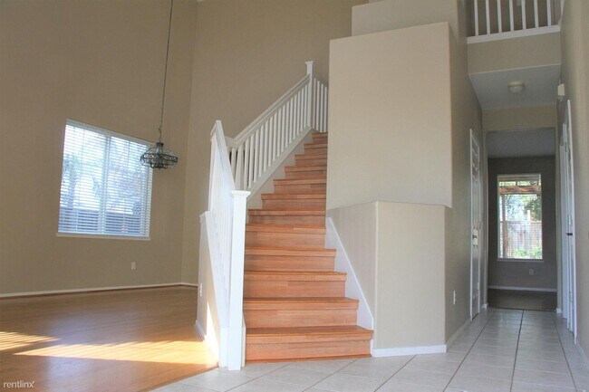 Building Photo - 3 br, 2.5 bath House - 727 Sunlight Dr