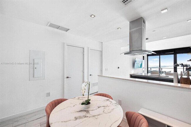 Foto del edificio - 480 NE 31st St