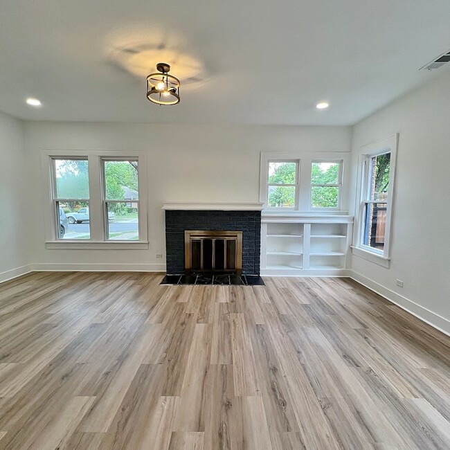 Building Photo - Wonderfully Located and Updated 3/2 in For...