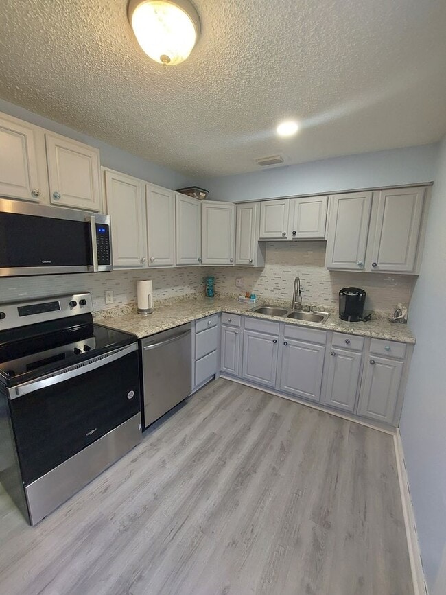 Foto del edificio - Charming  Renovated 3 Bed Home with Spacious Yard in Pinellas Park!