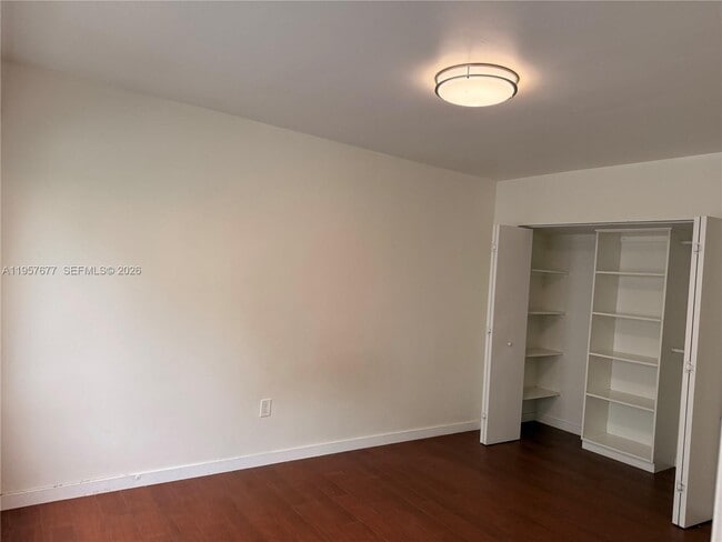 Foto del edificio - 10001 W Bay Harbor Dr