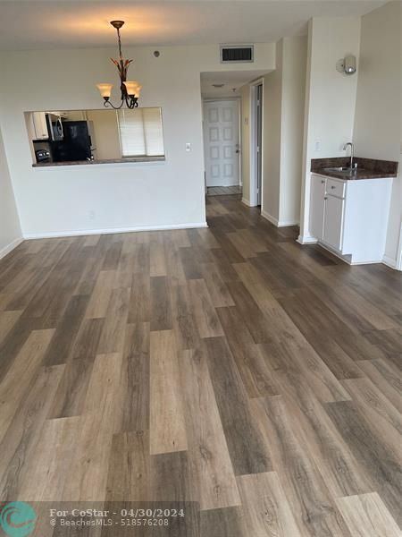 Building Photo - 2200 S Cypress Bend Dr