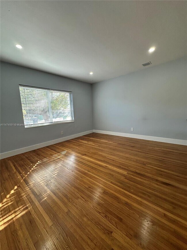 Building Photo - 1155 NE 111th St