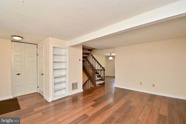 Building Photo - 6832 Heatherway Ct