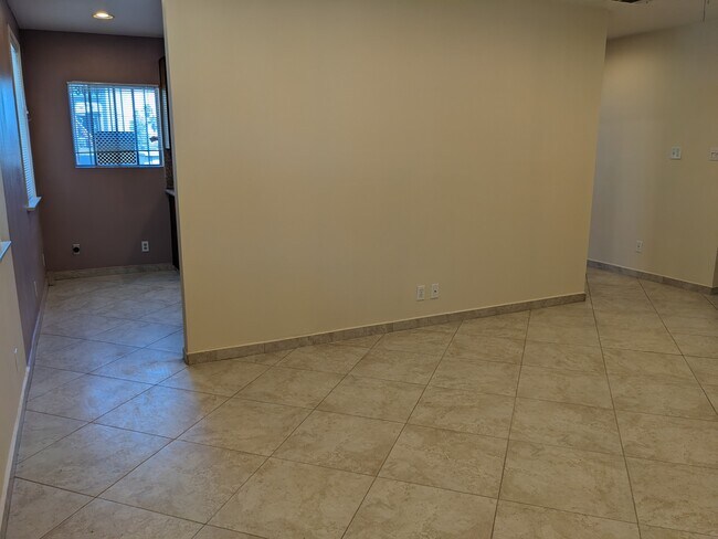 Foto del edificio - 127 S Glenoaks Blvd