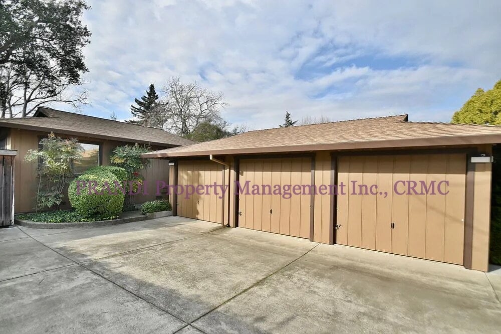 Primary Photo - Charming 1-Bedroom Home with Bonus Room, U...