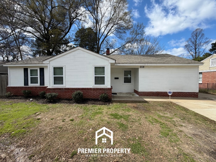 Charming 3BR Home in 38117 | Hardwood Floors & Large Fenced Backyard - Charming 3BR Home in 38117 | Hardwood Floors & Large Fenced Backyard
