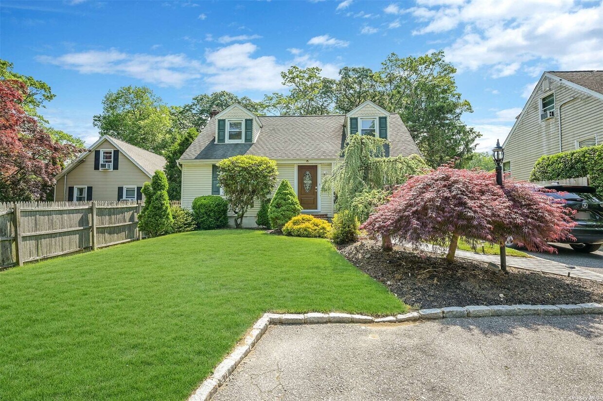 132 Melville Rd, Huntington Station, NY 11746 House Rental in