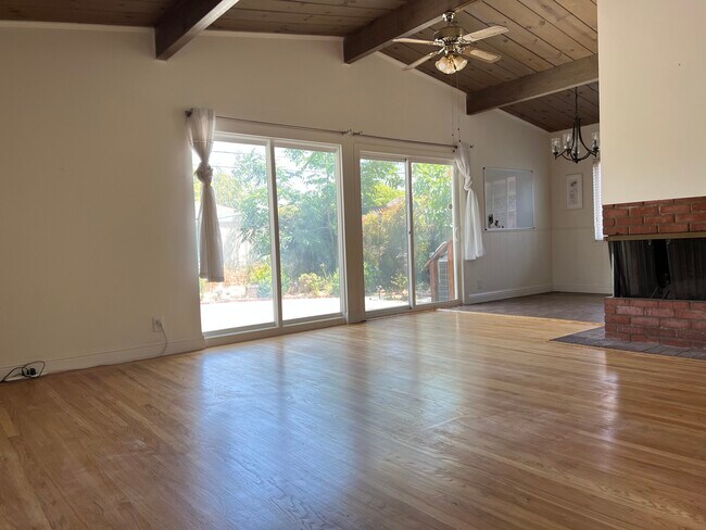 Building Photo - 626 Crestview Dr