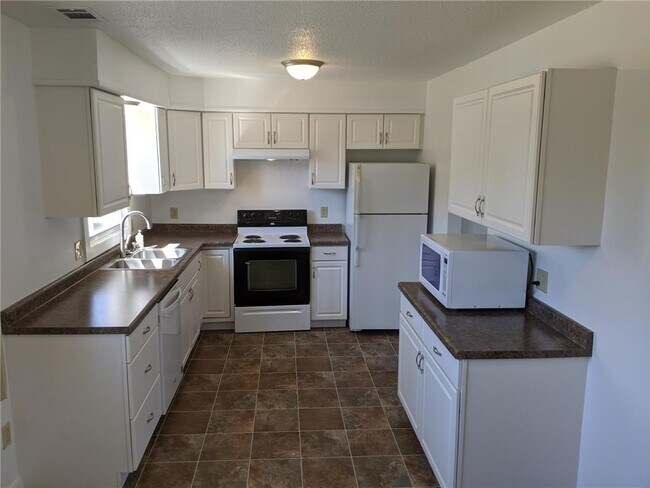 Building Photo - 12905 Pilgrim Ln N