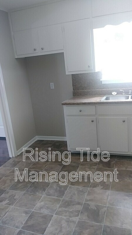 Building Photo - 645 Tree Haven Dr