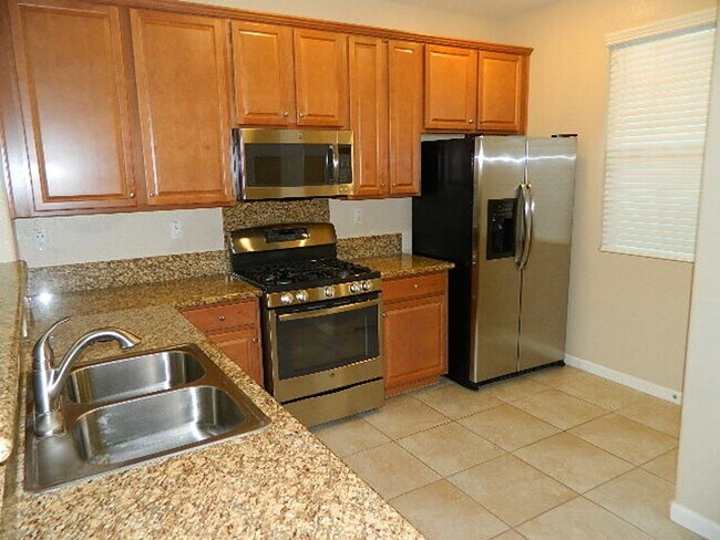 Building Photo - Beautiful home located in Vineyard Pointe Village