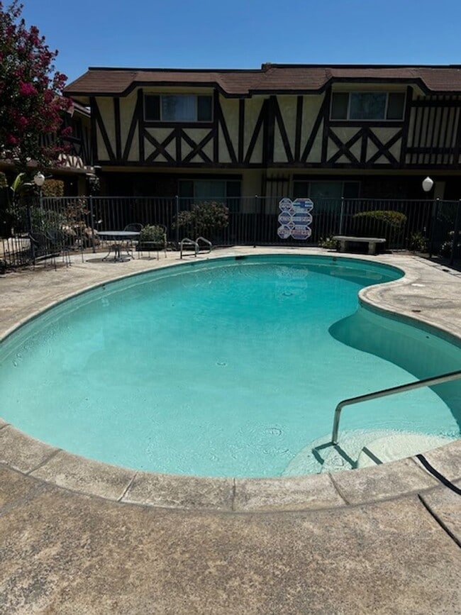 Building Photo - Single Family Home / Condo for Rent - Sout...