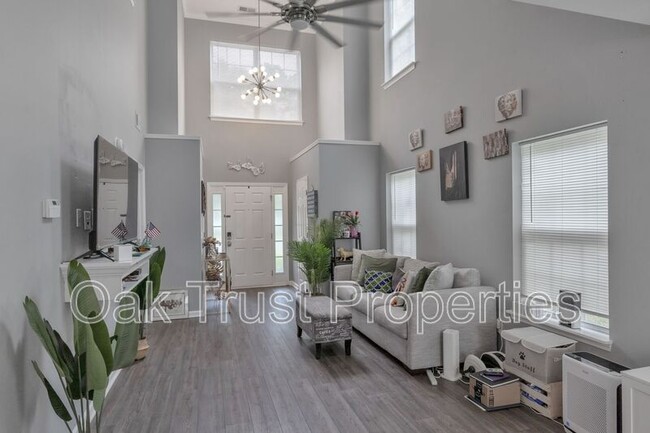 Building Photo - 9041 Maple Grove Dr