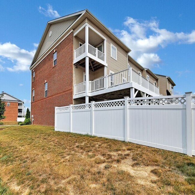 Foto del edificio - Stately End Unit 3-Level Townhome, 3 Bedro...