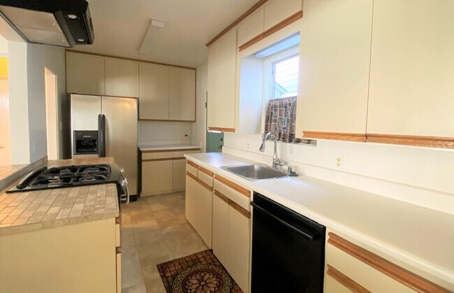 Foto del edificio - Beautiful 2BD/2BA Beach Home | Prime Mission Beach Location | Garage + 2 Parking Spaces