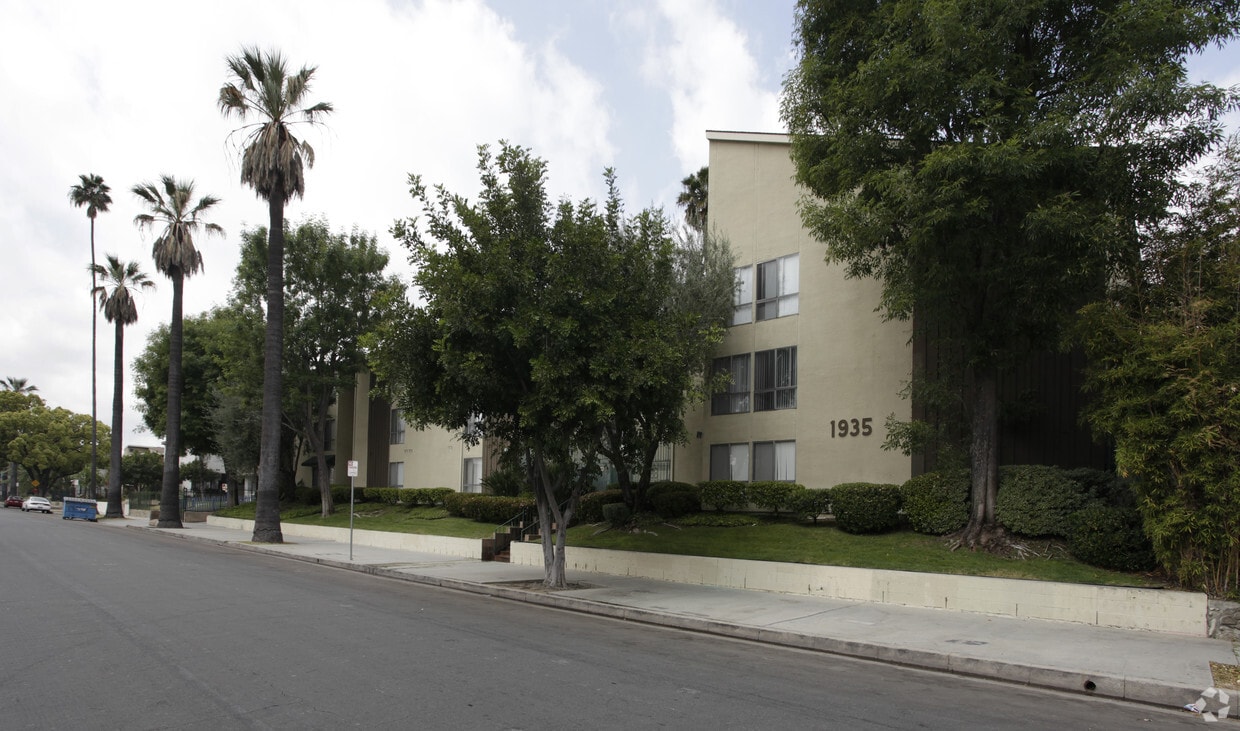 Primary Photo - 1935 S La Salle Ave