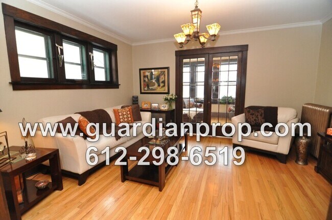 Foto del edificio - Main Floor Condo Available June 1st in Merriam Park, Original Woodwork & Built-ins, Sunroom, In U...