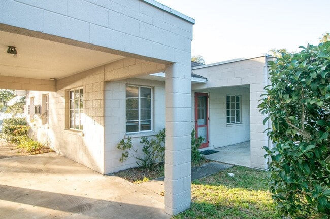Building Photo - Perfect quaint duplex that invites the cou...
