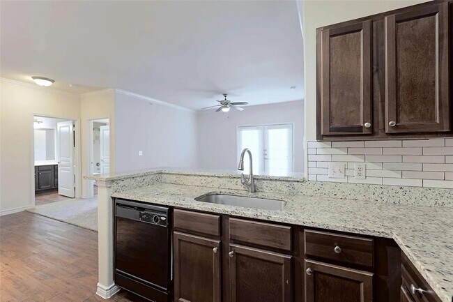 Foto del edificio - 9900 McNeil Dr