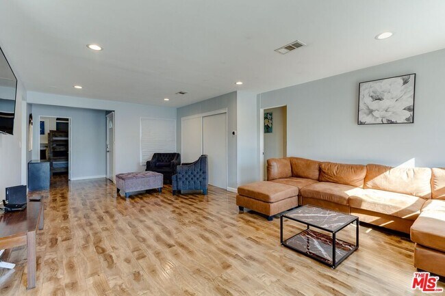Foto del edificio - 7858 Jamieson Ave
