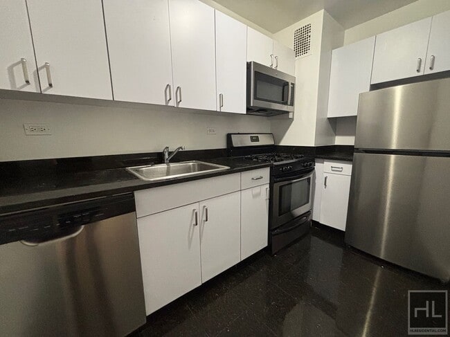 Building Photo - 5 AVENUE