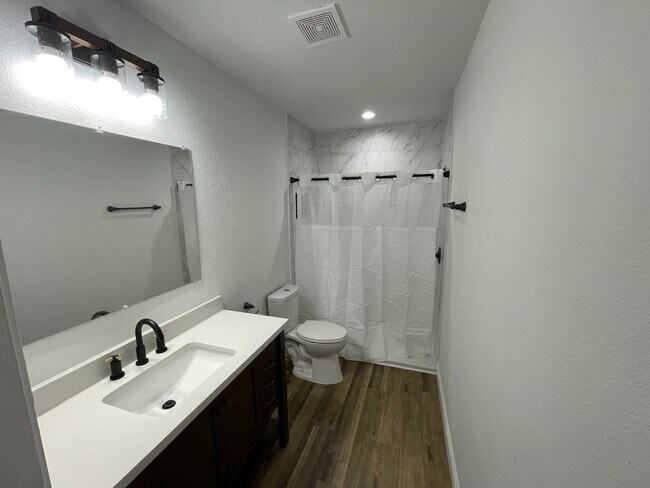 Master bath - 3923 Diamond Ave