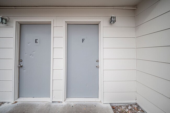 Foto del edificio - Please View 3D Virtual Walk-Through Before Scheduling a Showing