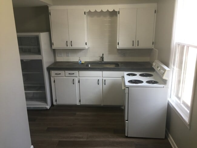 Kitchen - 614 Forest St