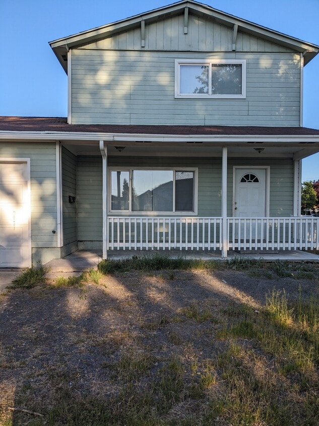 2205 Oak Ave, Klamath Falls, OR 97601 Townhome Rentals in Klamath