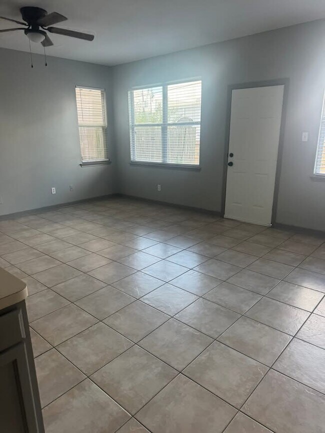 Foto del edificio - 6439 Waldron Dr