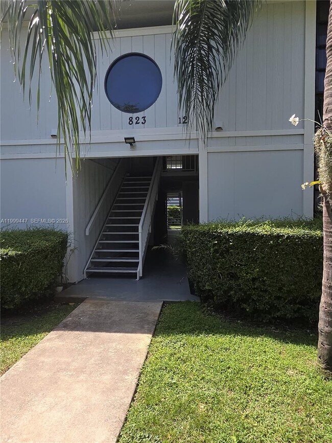 Foto del edificio - 823 NE 199th St
