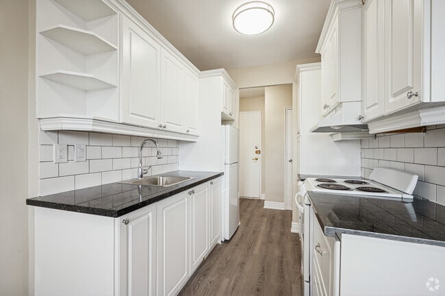 1BR, 1BA - 700SF - Kitchen - 130 Cosburn Ave