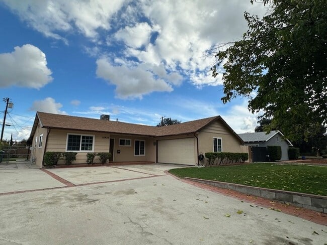 Foto del edificio - Stunning 5 bedroom tree lined cul-de-sac street in West Hills