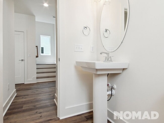 Foto del edificio - Location! Location! Location! Brand New 3 ...