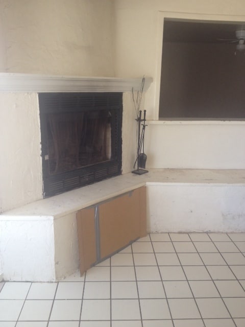 Foto del edificio - CORNER LOT- HAS FIREPLACE AND A DEN